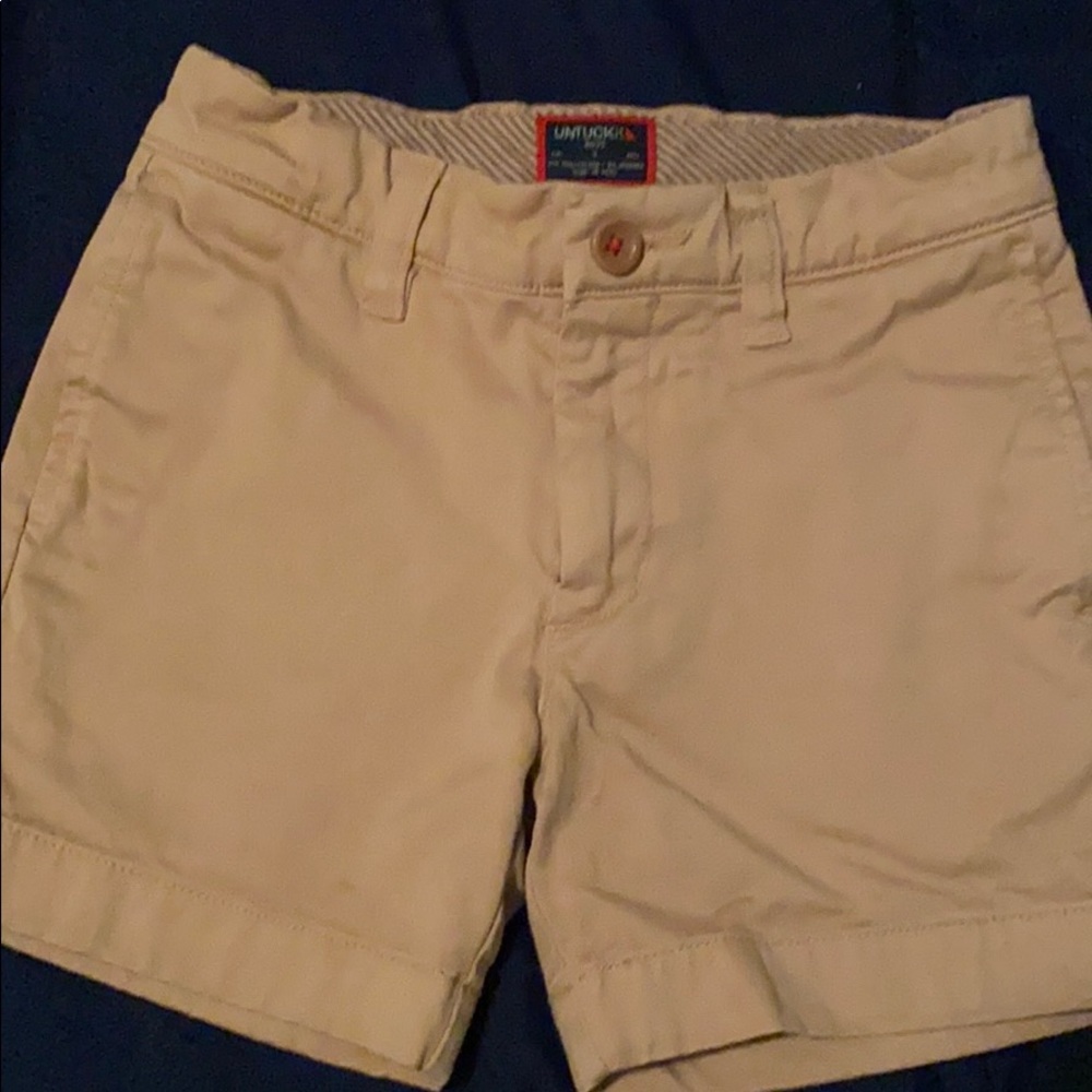 Untuckit khaki shorts!